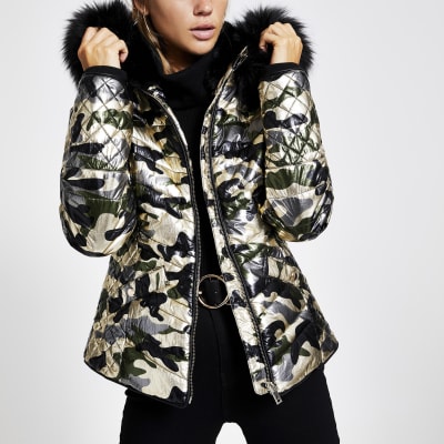 Gefütterte Jacke mit Camouflage-Muster in Khaki-Metallic