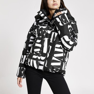 Schwarze, wattierte Jacke mit  RI-Print