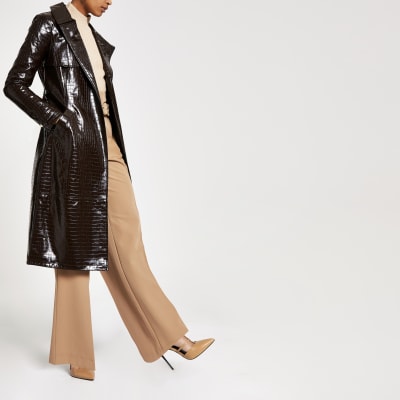 Brauner Trenchcoat mit Gürtel in Kroko-Prägung