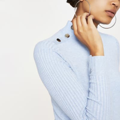 Hellblaues, hochgeschlossenes Strickoberteil