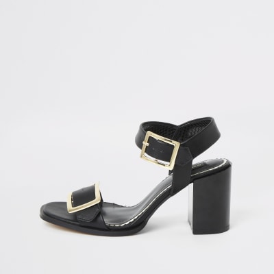 Schwarze Sandalen mit Blockabsatz und Schnallen, weite Passform