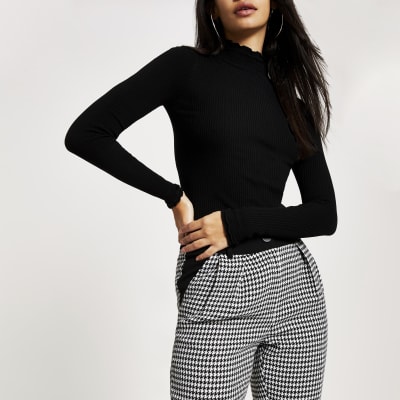 Zwarte geribbelde gebreide top met lange mouwen met ruches