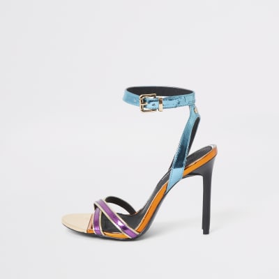 Roze sandalen met hak en metallic kleurvlakken