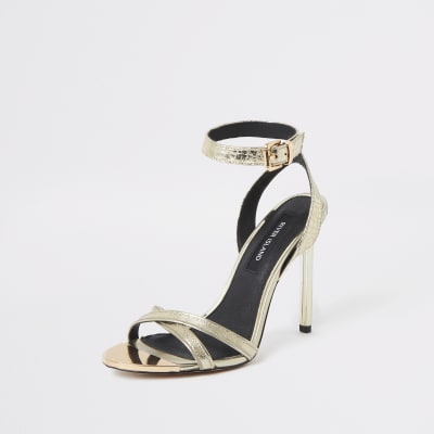 Goldene Schuhe mit Skinny-Absatz