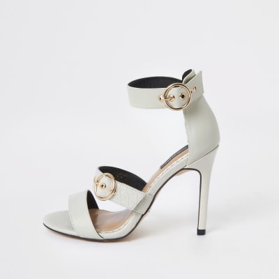 Sandalen mit drei Riemen, weite Passform