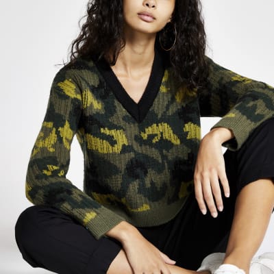 Grüner Jumper mit V-Ausschnitt in Camouflage-Look