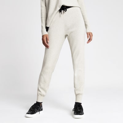 Crèmekleurige joggingbroek van gebreid materiaal