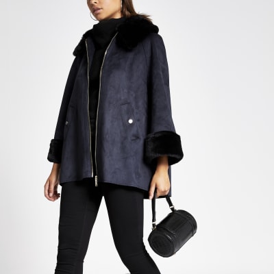 Marineblaue Cape-Jacke in Wildlederoptik