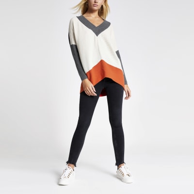 Grijze gebreide pullover met kleurvakken en V-hals