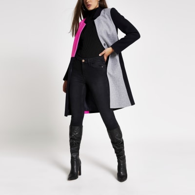 Marineblauer Mantel mit langer Silhouette in Blockfarben