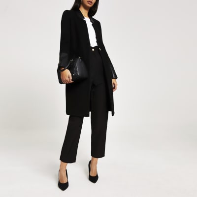 Zwarte jas van PU met enkele knopenrij en panelen