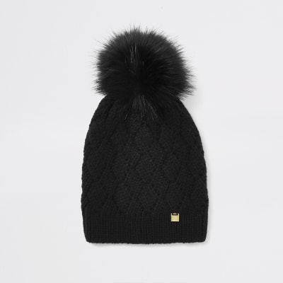 Schwarze Beanie mit Kunstfellbommel