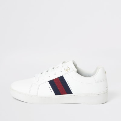 Weiße Sneakers mit Seitenstreifen