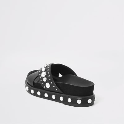 Flache Plateauschuhe mit Nieten