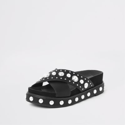 Flache Plateauschuhe mit Nieten