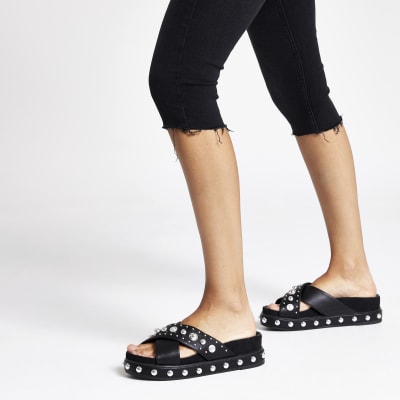 Flache Plateauschuhe mit Nieten