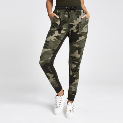 Kaki joggingbroek met camouflageprint en hoge taille