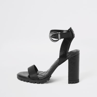 Schwarze Absatzsandalen mit Profilsohle