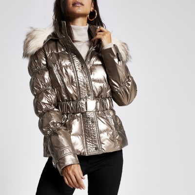Petite – Steppjacke in Bronze mit Kunstfellkapuze und Gürtel 