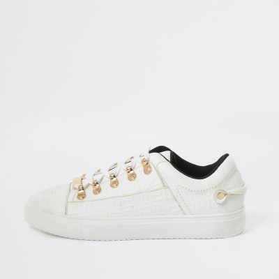 Weiße Sneakers zum Schnüren