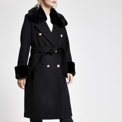 Petite – Schwarzer Mantel mit Kunstfellkragen und Bindegürtel