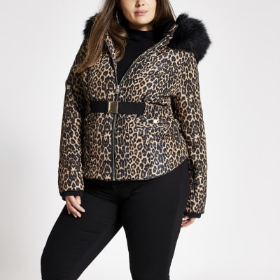 Plus – Polsterjacke mit Leo-Print in Braun