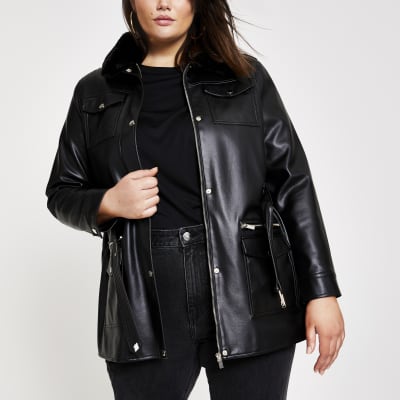 Plus – Schwarze Jacke aus Lederimitat mit Gürtel