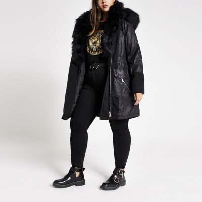 Plus – Schwarzer Parka mit Kunstfellbesatz