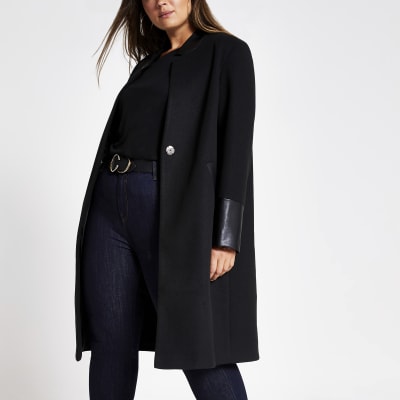 Plus - schwarzer, langärmeliger Pu Mantel in Blockfarben