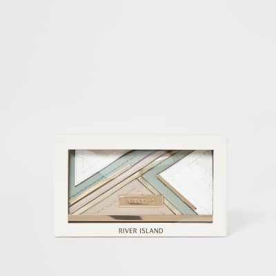 Groene portemonnee met druksluiting en uitsnede in cadeauverpakking