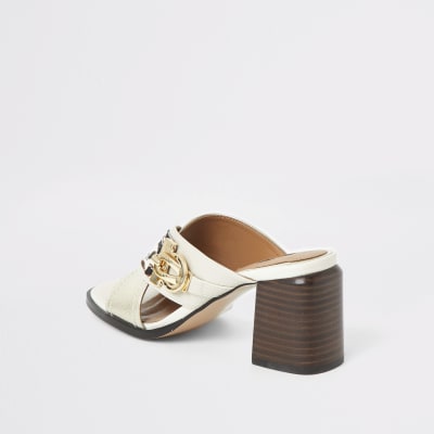 Weiße Pantoletten mit Blockabsatz, weite Passform