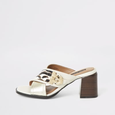 Mules blanches à talon carré et brides croisées coupe large