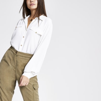 Weißes, langärmeliges Utility-Hemd