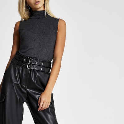 Grijze aansluitende mouwloze top met col