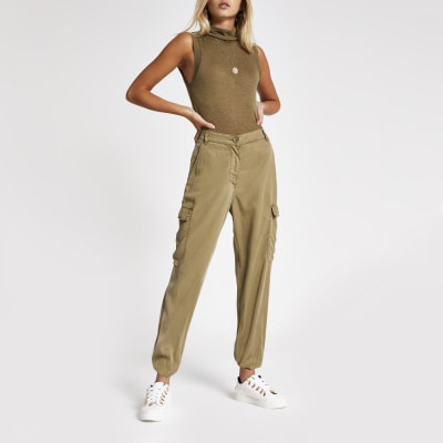 Ärmelloses Oberteil mit Rollkragen in Khaki