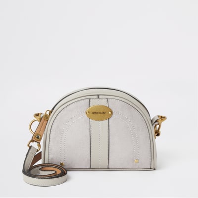 Lichtgrijze cirkelvormige crossbodytas