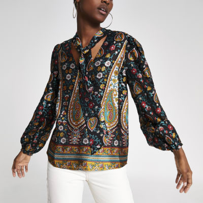 Schwarze Bluse mit Bindeschleife und Paisley-Muster