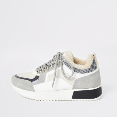 Hellgraue Sneaker zum Schnüren