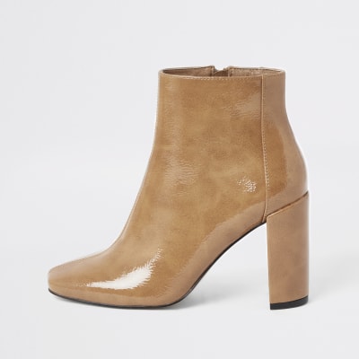 Lack-Stiefel mit Blockabsatz und eckiger Zehenpartie