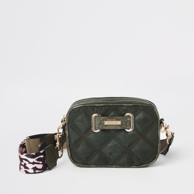 Kaki doorgestikte crossbodytas met camouflageprint