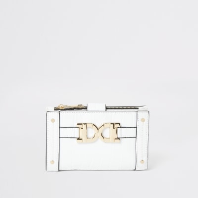 Kleine witte uitklapportemonnee met goudkleurig detail