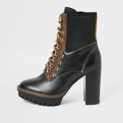 Bottines de marche noires à talons et lacets