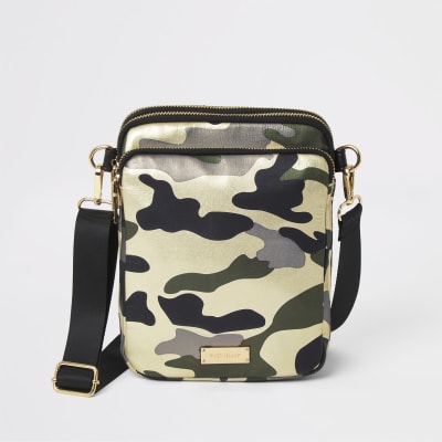 Donkere crossbodyschoudertas met camouflageprint