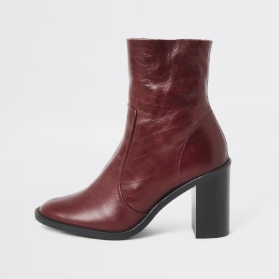 Rote Lederstiefel