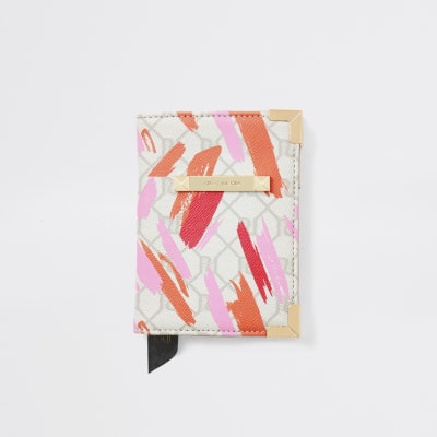 Lichtroze paspoorthouder met RI-monogram