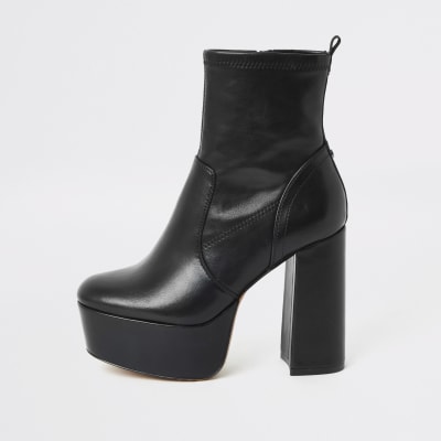 Schwarze Plateaustiefel