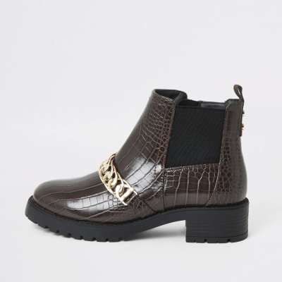 Dunkelbraune Stiefel in Krokodillederoptik mit Kette