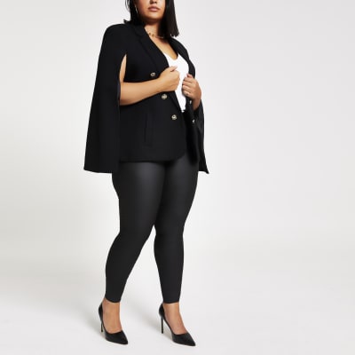 Plus – Schwarzer Cape-Blazer mit Emblemknöpfen in Gold