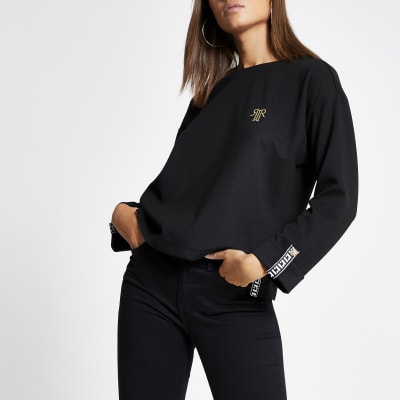Schwarzes Longsleeve mit RI-Streifen