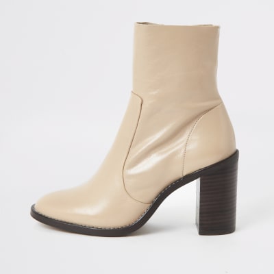 Hellrosa Lederstiefel mit Blockabsatz